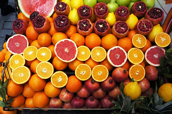 Appelsiner, granatepler og grapefrukt på markedet i Istanbul . – stockfoto