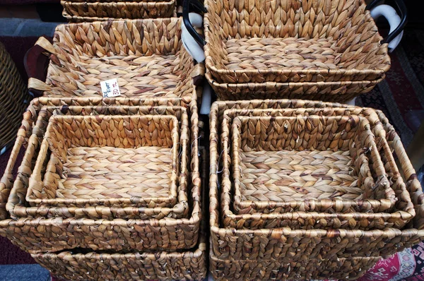 Cestas de mimbre en el mercado en Estambul, Turquía . —  Fotos de Stock