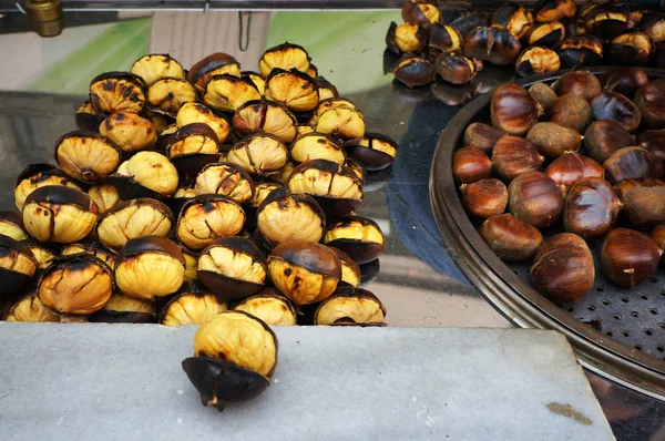 焼き栗。イスタンブール、トルコの屋台の食べ物. — ストック写真