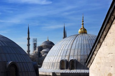 Ayasofya'nın kubbe, Istanbul, Türkiye için Sultanahmet Camii görüntülemek.