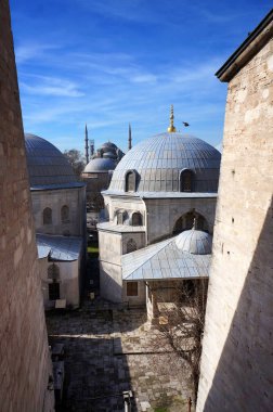 Ayasofya'nın kubbe ve avlu ve Uzaktan Sultanahmet Camii