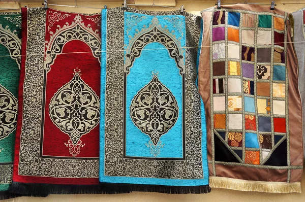 挂在大街上的传统土耳其地毯。土耳其伊斯坦布尔. — 图库照片