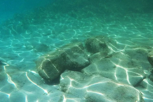 Underwater scene. Turquoise water of Tyrrhenian Sea. — Stock Photo, Image