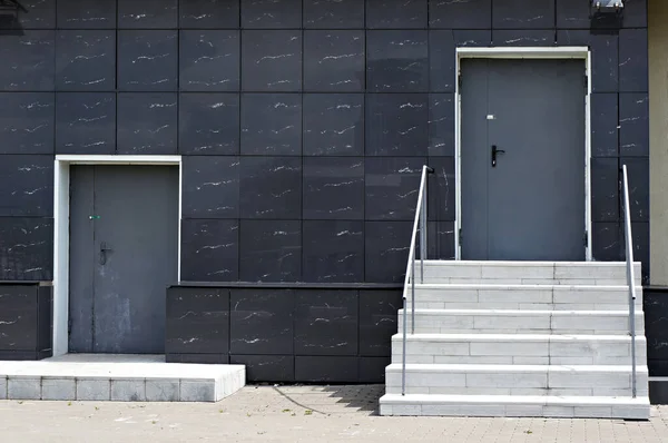 Twee Gesloten Deuren Van Dienstingangen Modern Gebouw — Stockfoto