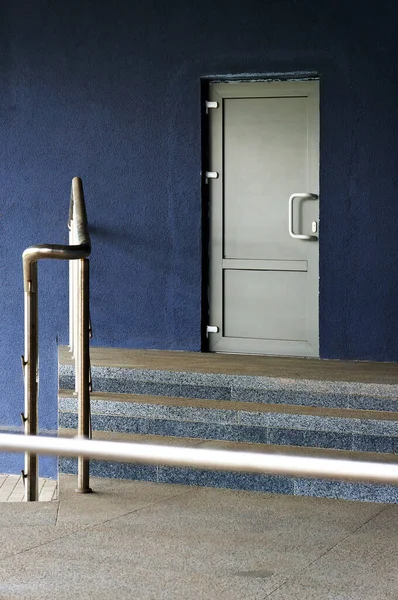 近代的な建物の入り口の白いドアを閉めた — ストック写真