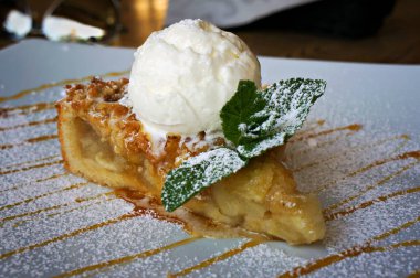 Bir dilim elmalı turta. Dondurma ve karamel ile pasta. Seçici odak.              