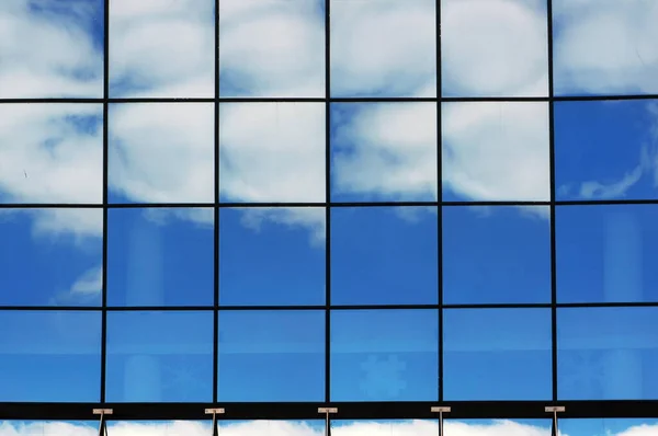 Reflexões Céu Azul Nuvens Brancas Grandes Janelas Edifício Moderno — Fotografia de Stock