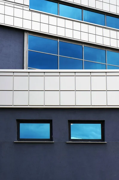 现代建筑的建筑 有蓝天倒影的窗户 — 图库照片