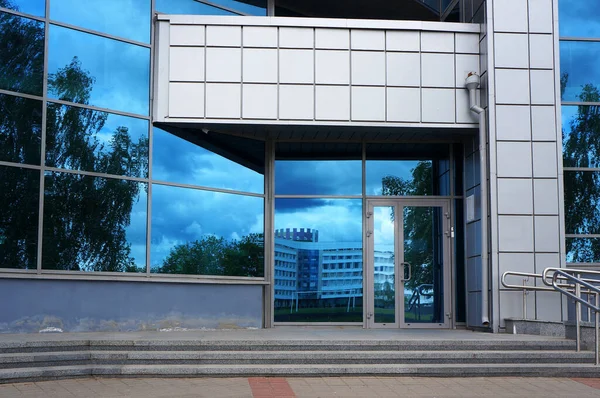 Puertas Cerradas Cristal Entrada Edificio Moderno —  Fotos de Stock