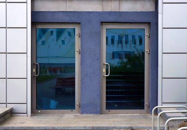 Zwei Verschlossene Glastüren Des Eingangs Modernes Gebäude — Stockfoto