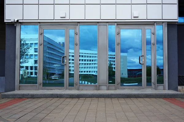 Puertas Cerradas Cristal Entrada Edificio Moderno — Foto de Stock