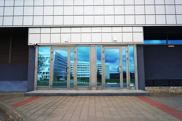 Portas Vidro Fechadas Entrada Edifício Moderno — Fotografia de Stock