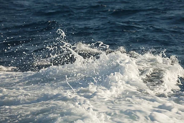 Onde che colpiscono la riva — Foto Stock