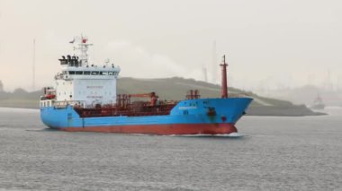 Rotterdam 'da konteynır taşıyan gemi.