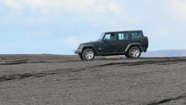 Jeep Wrangler on Icelandic terrain — Stock Video