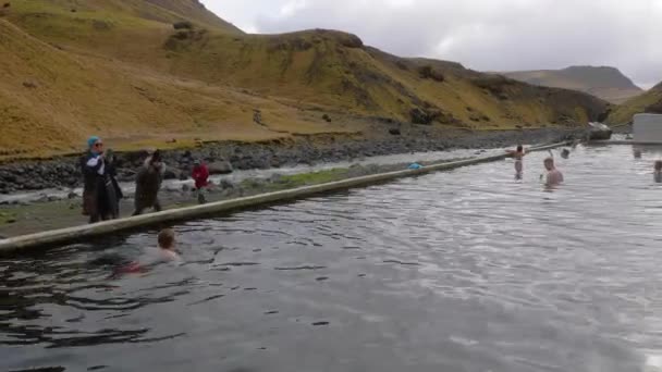 アイスランドの地熱スパ スイミング プール — ストック動画