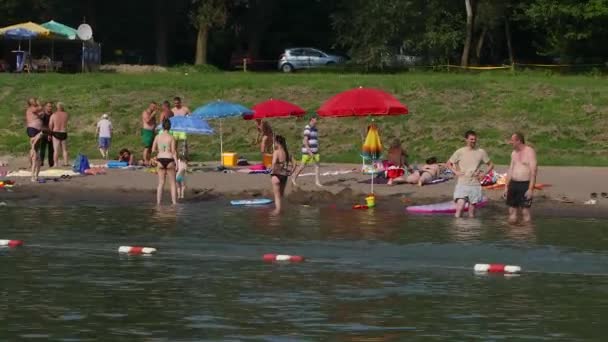 Річка пляж з людьми — стокове відео