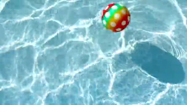 Bal in het water — Stockvideo