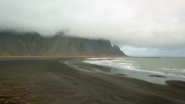 Island Antenn Drönare Tagningar Vestrahorn Stokksnes Grumlig Landskap — Stockvideo