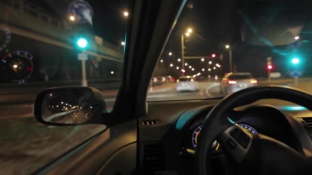 Вождение автомобиля в ночное время — стоковое видео