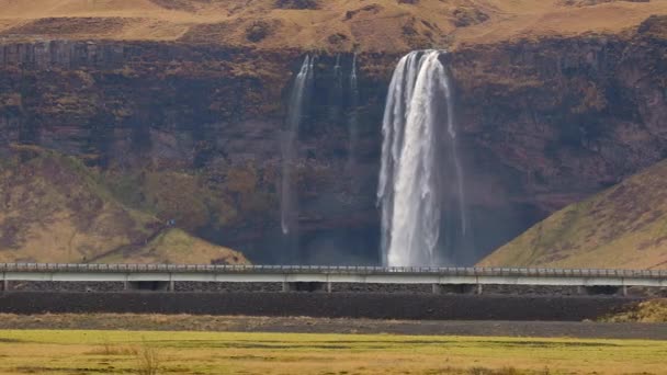 Cascada en un viaje por carretera a Islandia — Vídeos de Stock