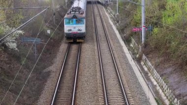 Gelen yolcu tren