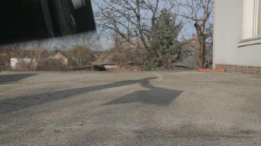 Dizüstü bilgisayar yere atma