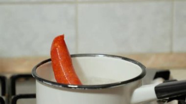 Fırında haşlanmış sosis.