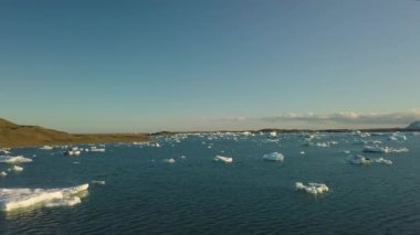 İzlanda 'da buzul gölü