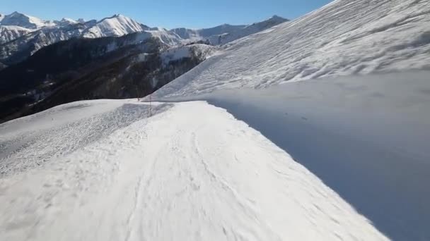 Катання на лижах по схилу — стокове відео