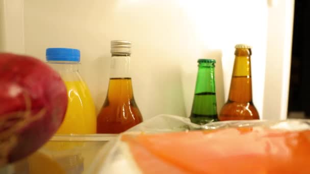 从冰箱里拿蜂蜜酒 — 图库视频影像