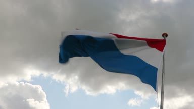 Hollanda bayrağı sallayarak