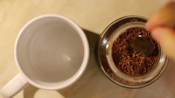 Kaffee am Morgen zubereiten — Stockvideo