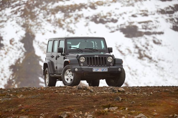 Jeep Wrangler на исландской террасе
