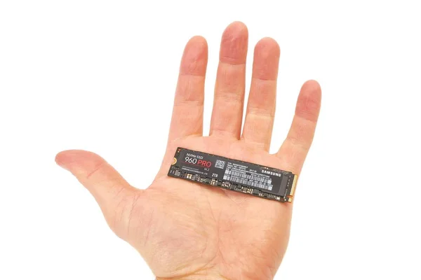 Printplaat van een Ssd in de hand gehouden — Stockfoto