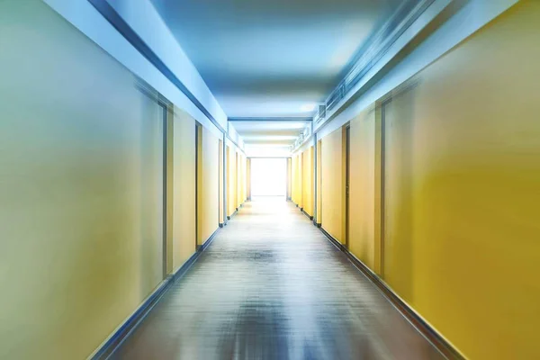 Korridor med rörelseoskärpa — Stockfoto