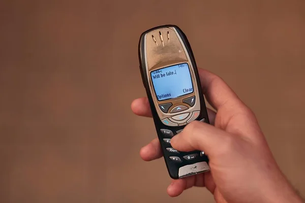 Texting telefone antigo — Fotografia de Stock