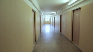 Koridor sarı duvarlı