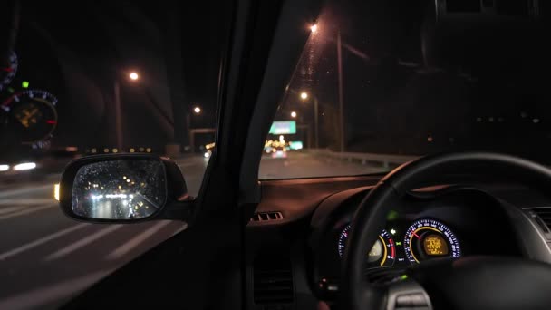 Auto fahren in der Nacht — Stockvideo