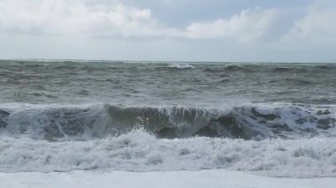 Okyanus dalgaları kırılıyor