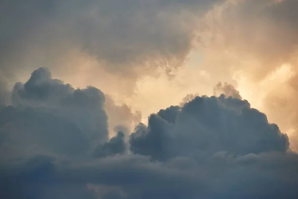 Stormachtige wolken in de lucht — Stockfoto