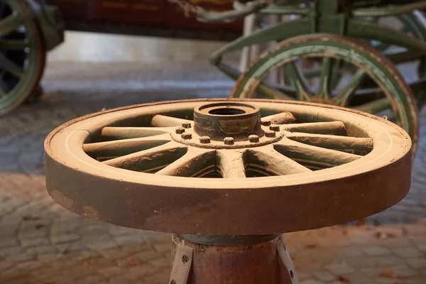 Old cart wheel — Stock Photo, Image