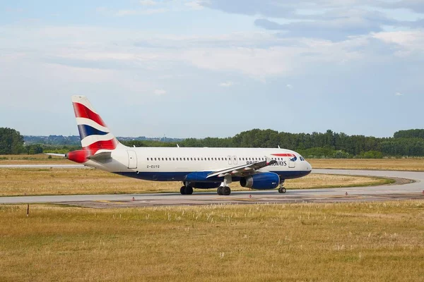 Budapeszt Węgry Maja 2018 British Airways Airbus A320 Takiing Pasa — Zdjęcie stockowe