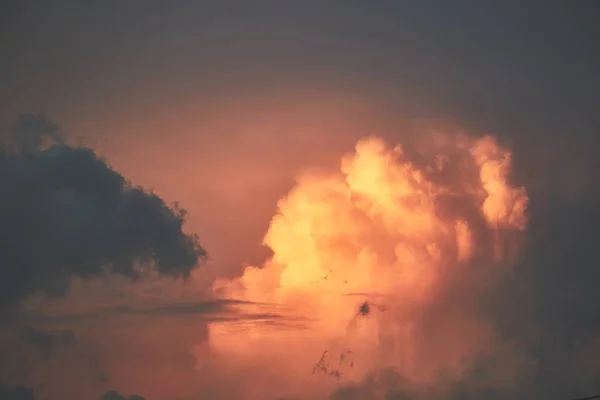 Stormiga mörka moln — Stockfoto