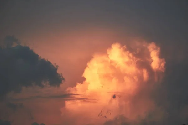 Nuvens escuras tempestuosas — Fotografia de Stock