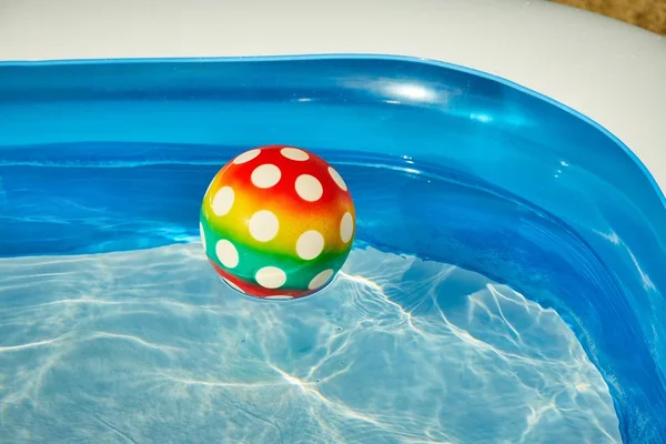 Bal in het water — Stockfoto