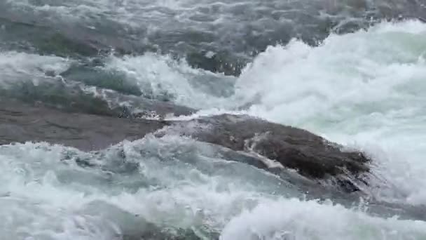 Гірський потік повільний рух — стокове відео
