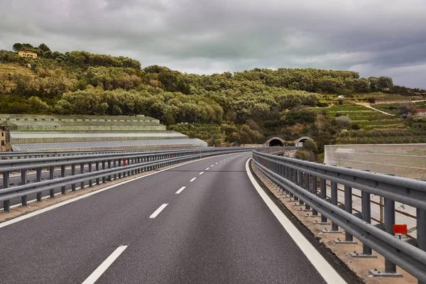 Highway with approaching tunnel — Stock Photo, Image