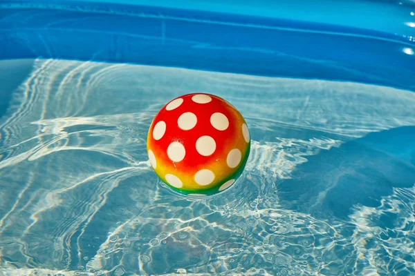 Мяч в воде — стоковое фото