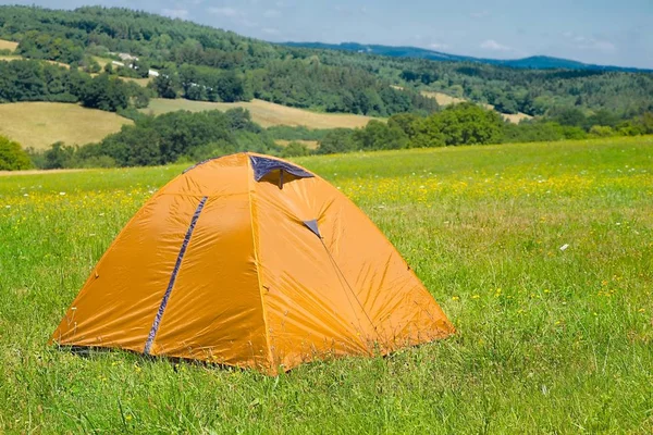 Namioty na trawie — Zdjęcie stockowe